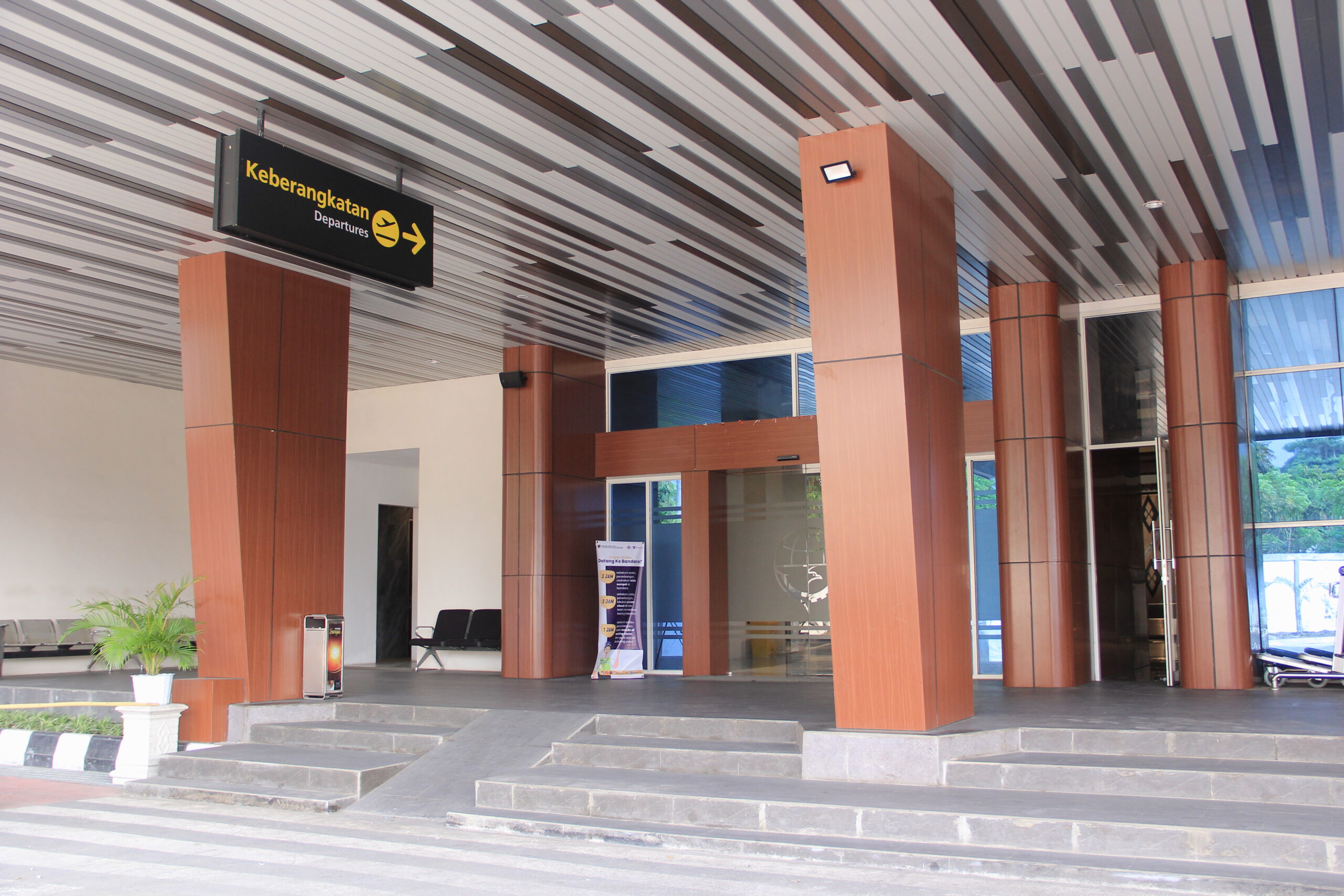 pintu masuk terminal keberangkatan